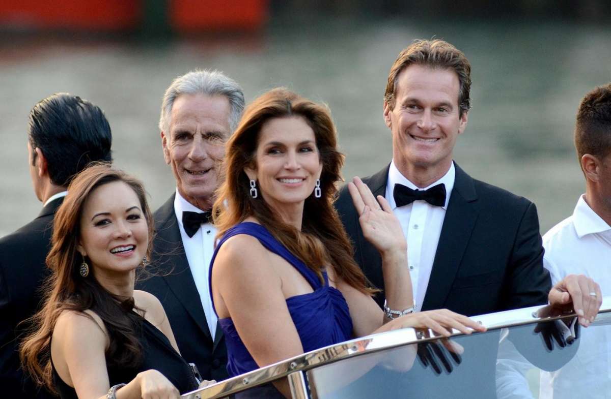 Cindy Crawford e Rande Gerber salutano la folla