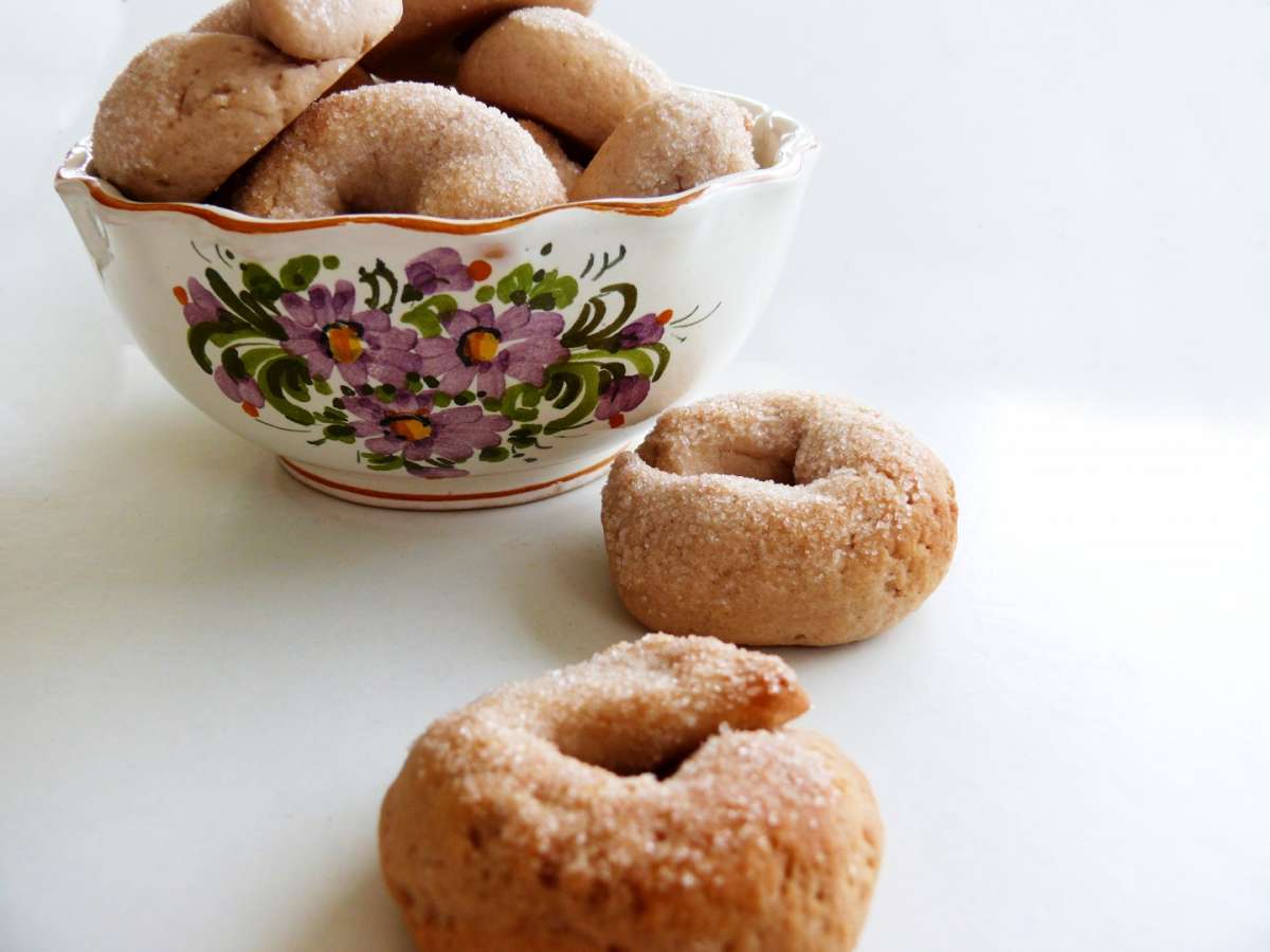 Ciotola con biscotti al vino