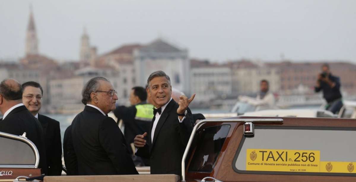 Clooney parla con gli invitati al suo matrimonio vip