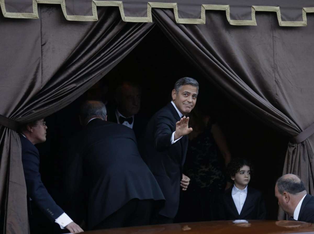 Clooney saluta i fotografi