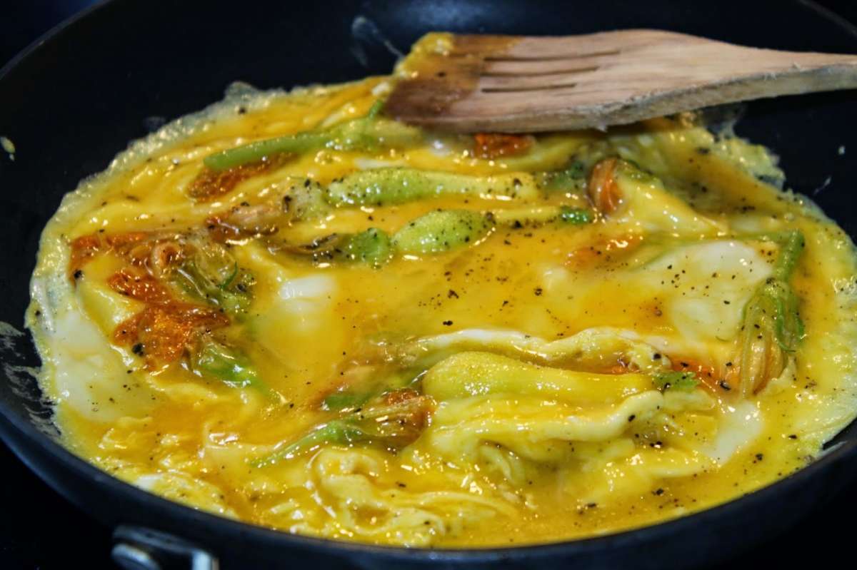 Cottura frittata con fiori di zucca