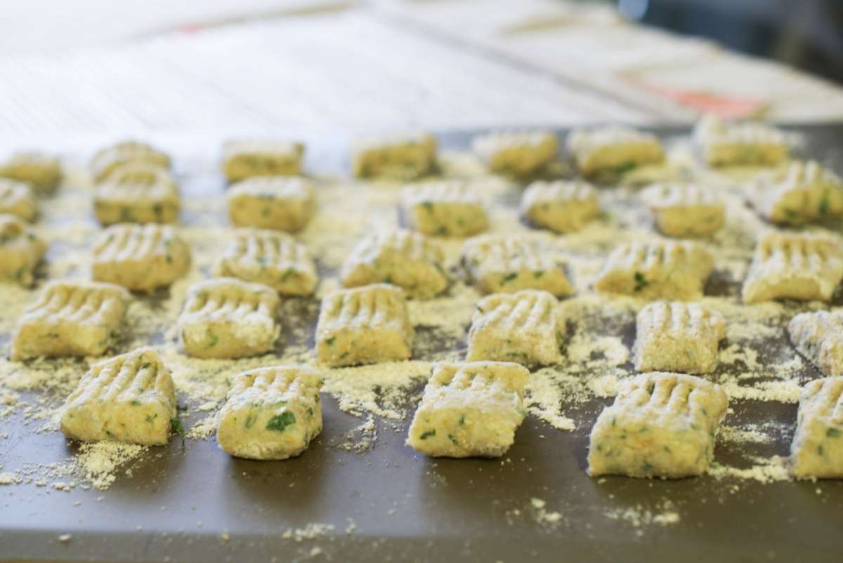 Fase preprazione gnocchi di spinaci