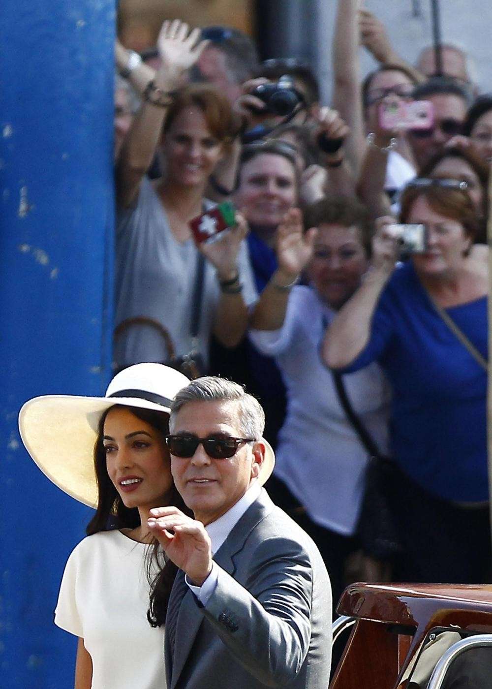 Folla di fan per i neo sposi vip