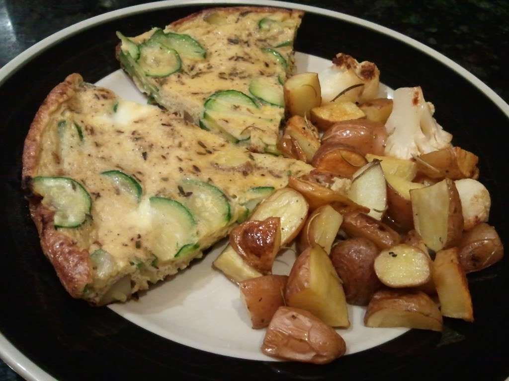 Frittata accompagnata con patate e cavolfiori