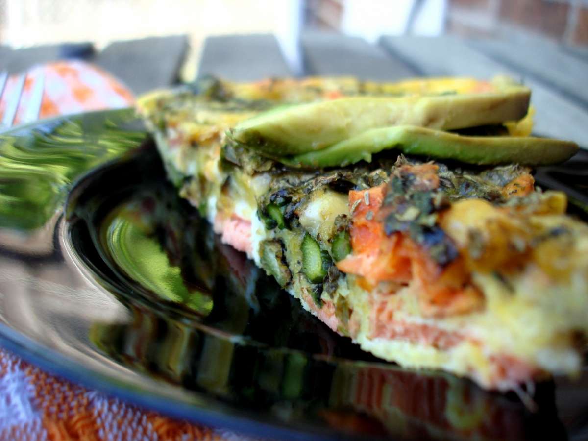 Frittata al salmone, asparagi e avocado