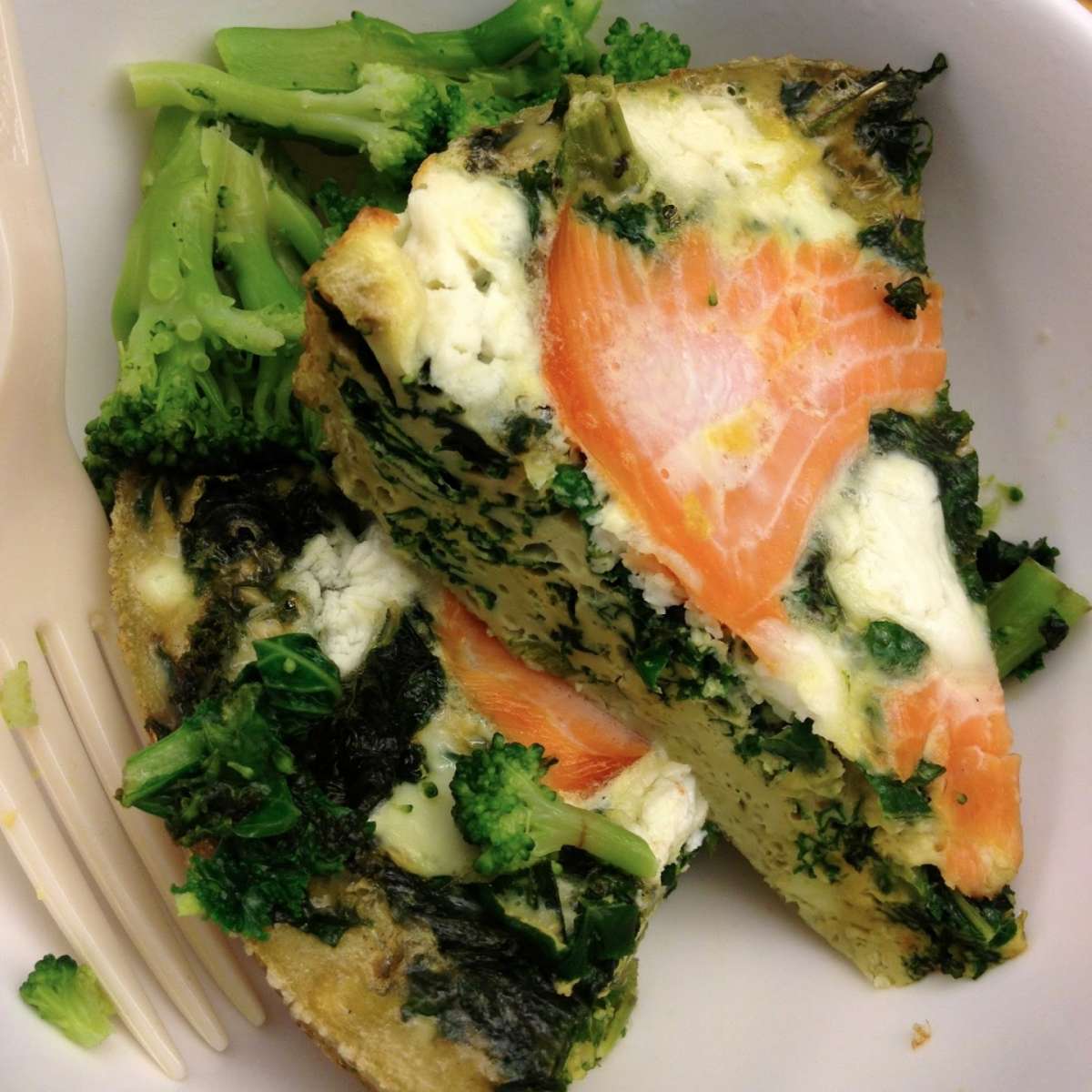 Frittata al salmone, broccoli e formaggio