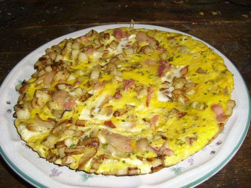 Frittata al salmone, cipolla, bacon e formaggio