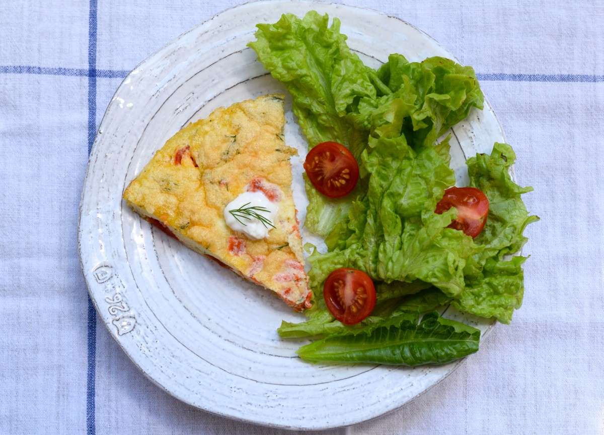 Frittata al salmone con insalata