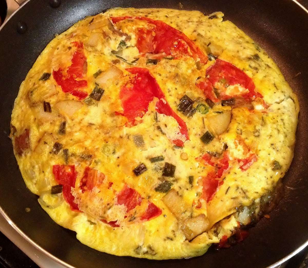 Frittata con cipolle, pomodori e patate