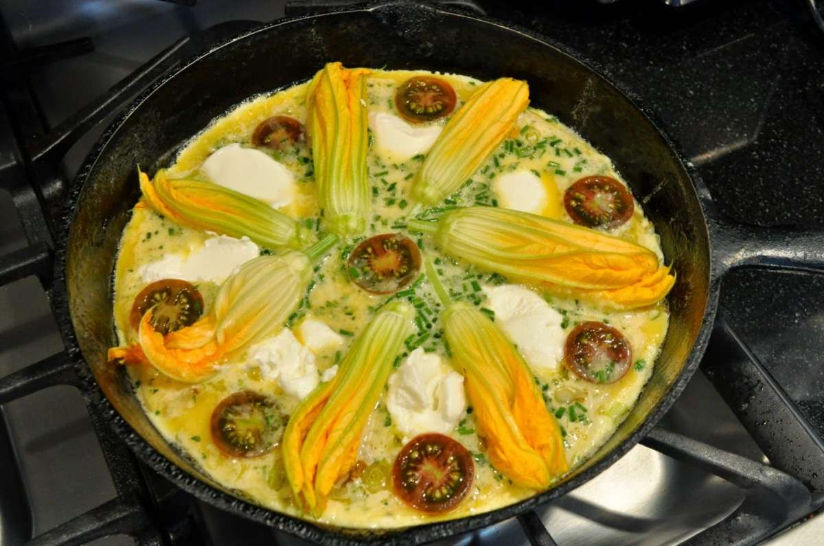 Frittata con fiori di zucca, mozzarella e pomodori