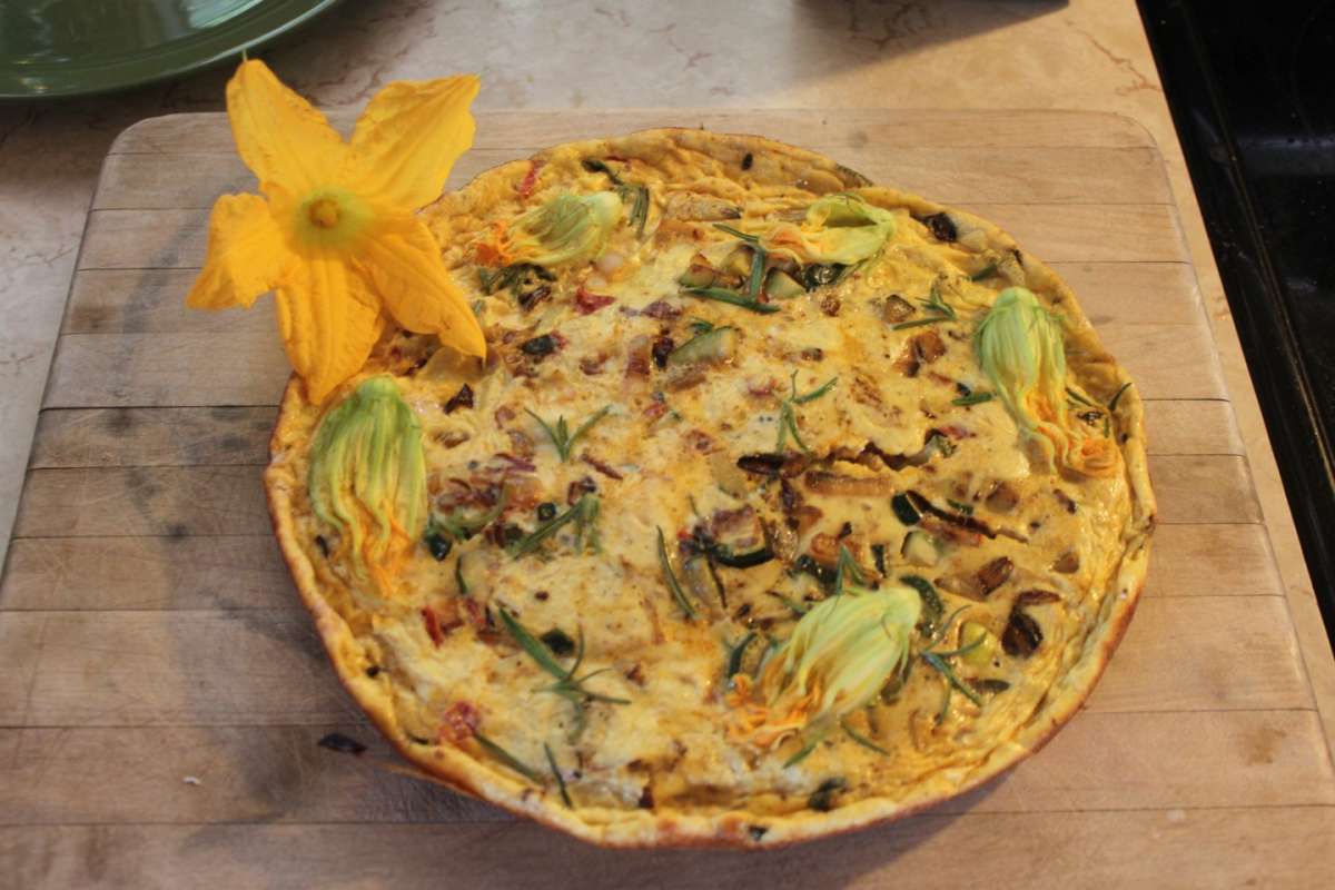 Frittata con fiori di zucca, pancetta e rosmarino