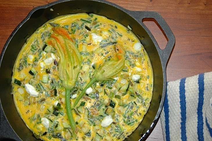 Frittata con fiori di zucca, zucchine e formaggio