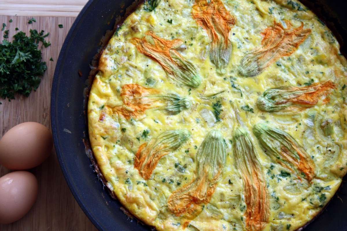 Frittata con fiori di zucca e cipolle