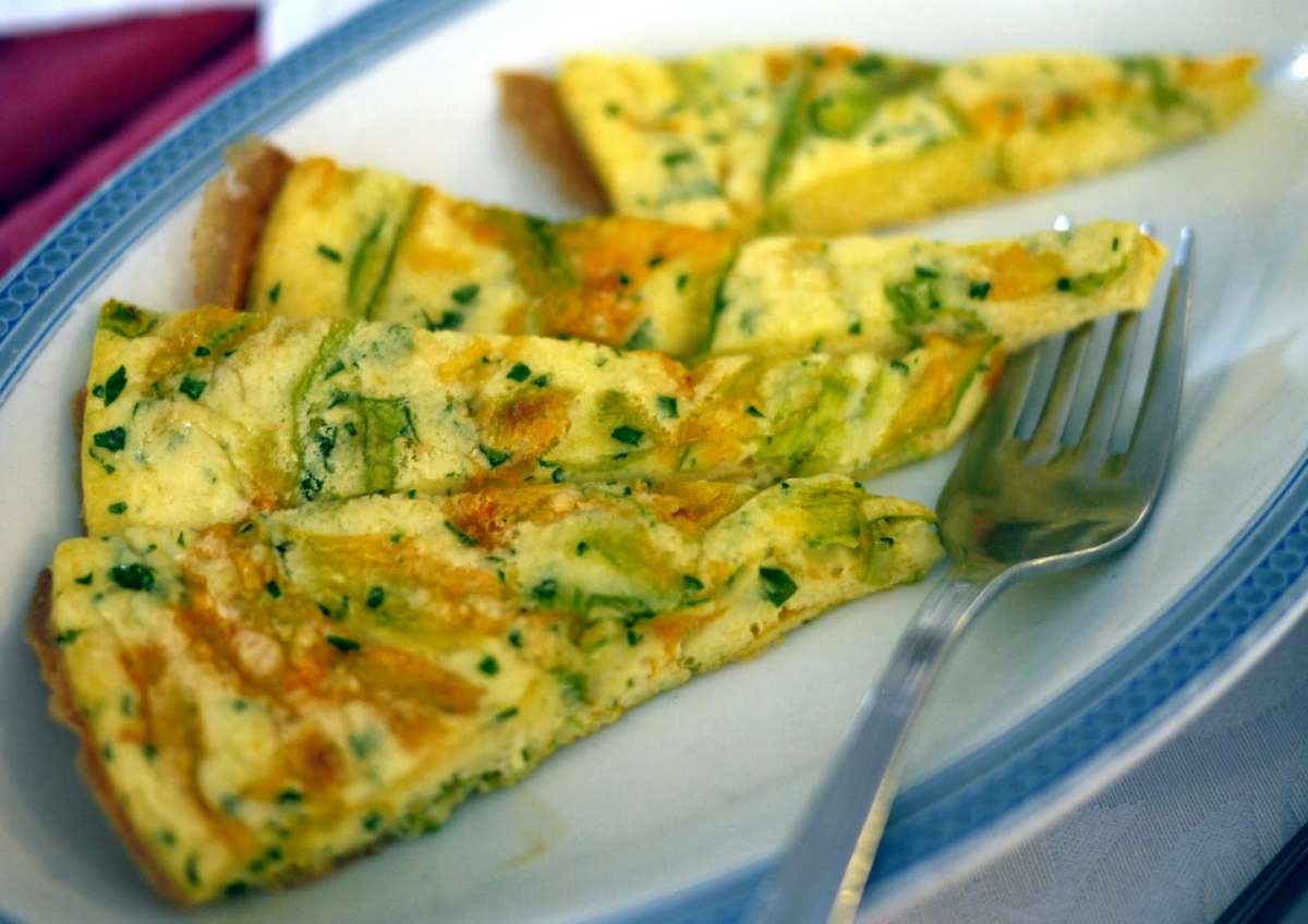 Frittata con fiori di zucca e erba cipollina