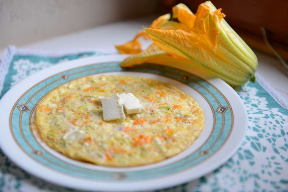 Frittata con fiori di zucca e feta