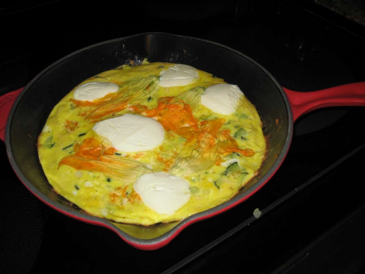 Frittata con fiori di zucca e mozzarella