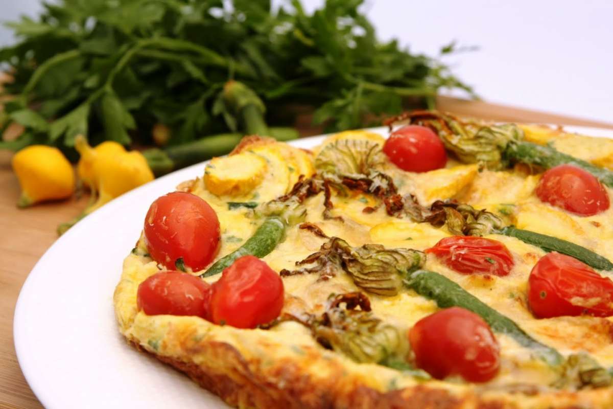 Frittata con fiori di zucca e pomodorini