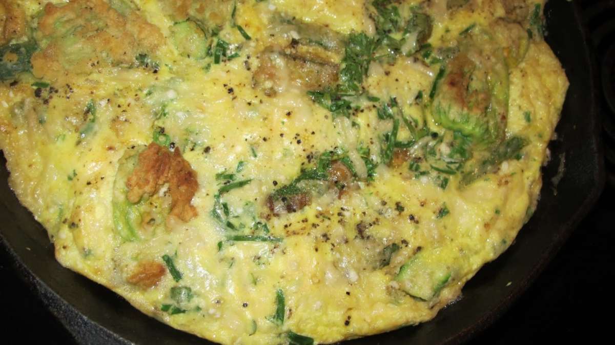 Frittata con fiori di zucca e prezzemolo