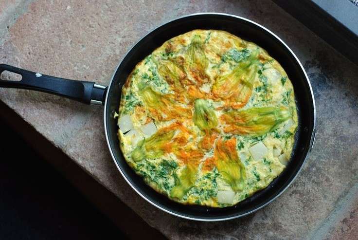 Frittata con fiori di zucca e spinaci