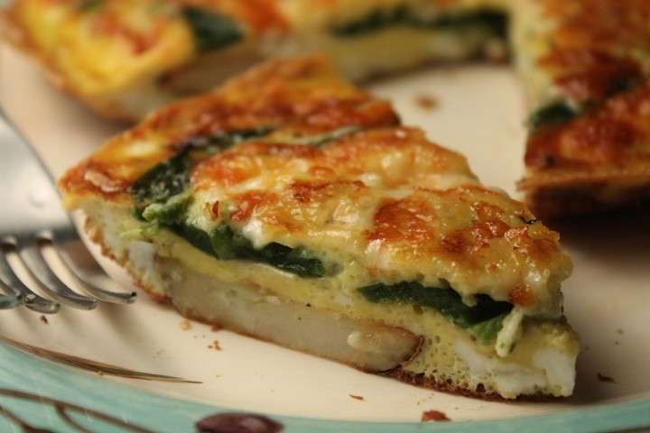 Frittata con patate, formaggio e spinaci