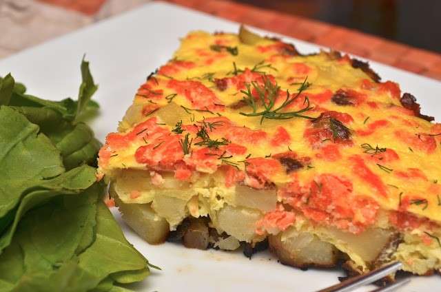 Frittata con patate e salmone affumicato