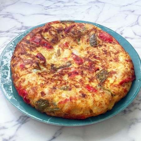 Frittata con peperoni e acciughe