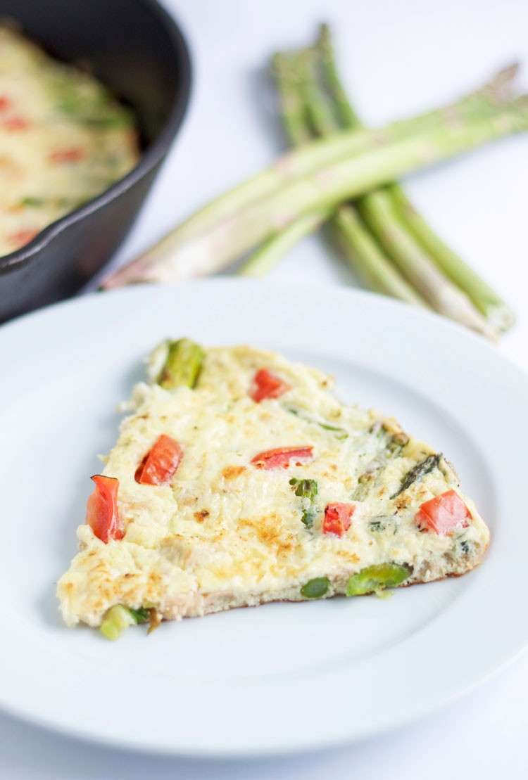 Frittata con salmone, asparagi e pomodorini