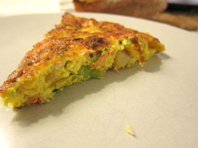 Frittata con salmone, patate e zucchine