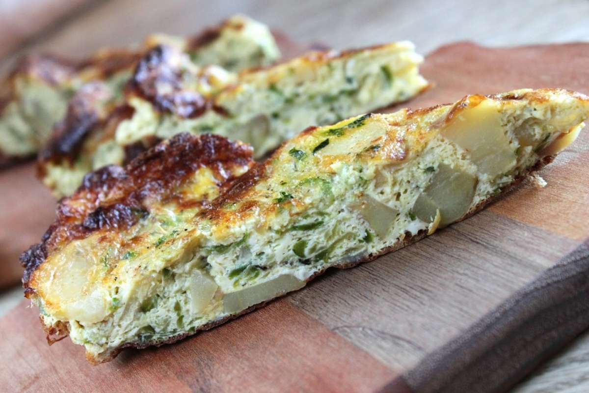 Frittata con zucchine, prezzemolo e patate