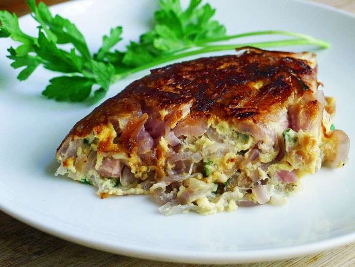 Frittata di cipolle, formaggio e pancetta