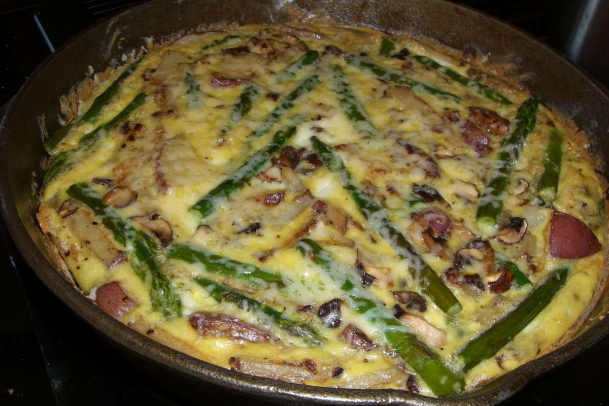 Frittata di patate, funghi e asparagi