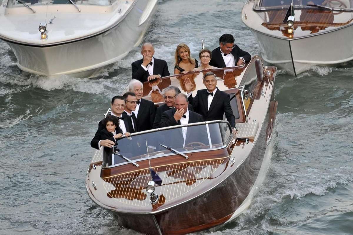 George Clooney con gli invitati al suo matrimonio a bordo di un motoscafo