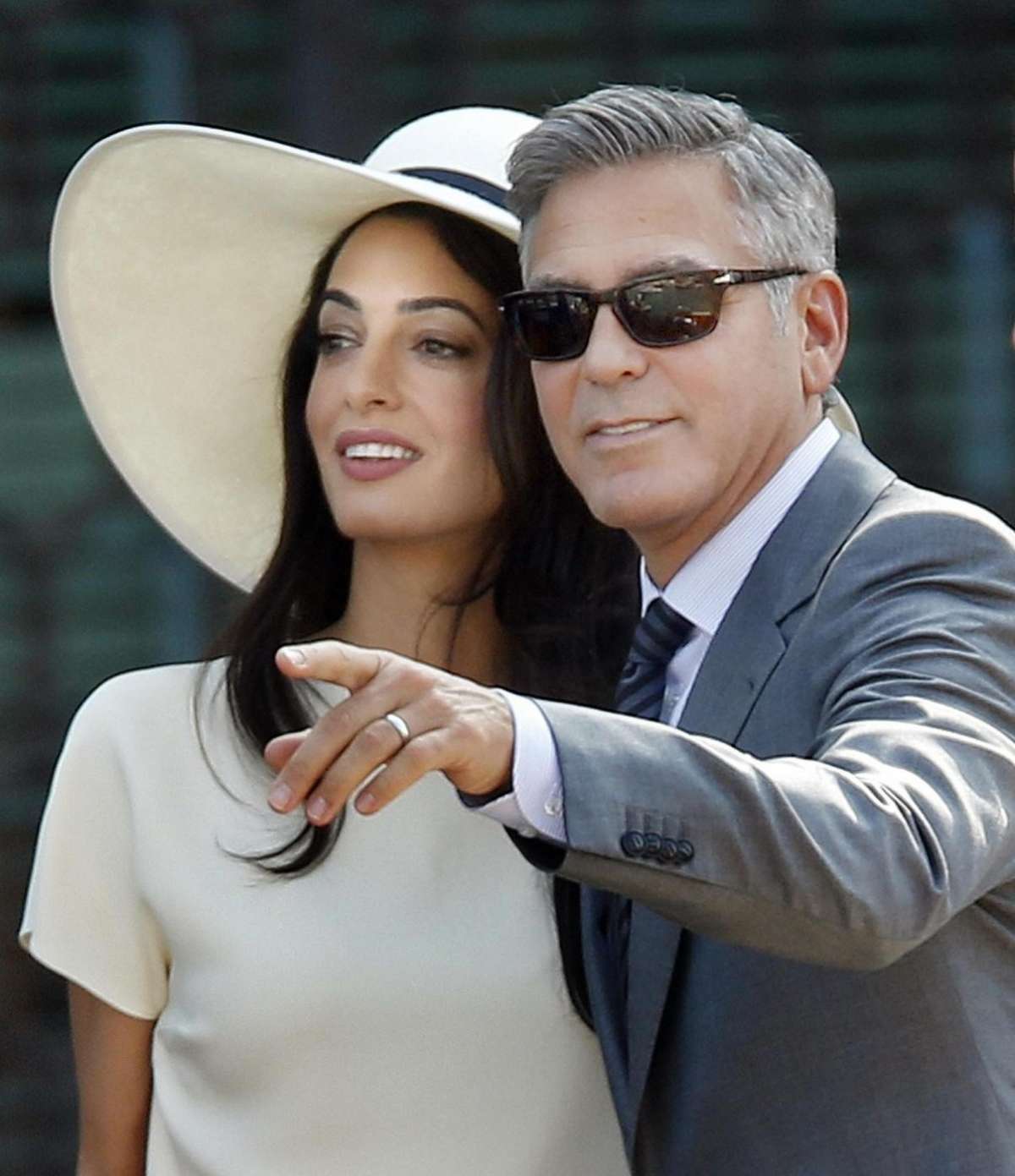 George Clooney con gli occhiali da sole insieme con la moglie Amal Alamuddin