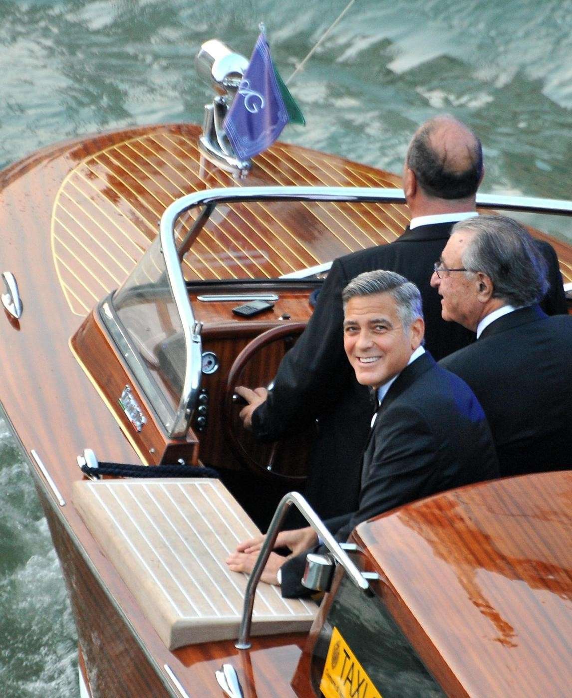George Clooney sorride ai paparazzi