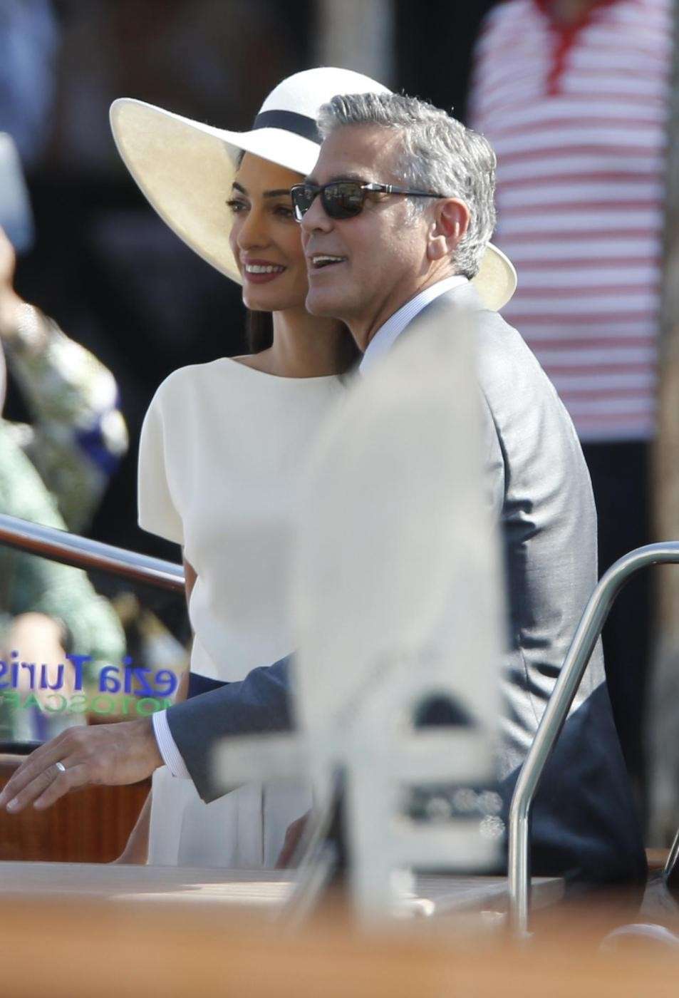 George Clooney sorridente con sua moglie