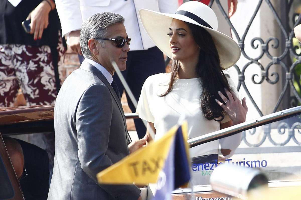 George e Amal arrivano in comune