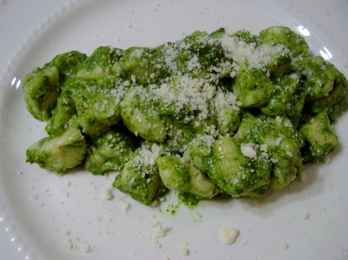 Gnocchi di spinaci serviti con parmigiano