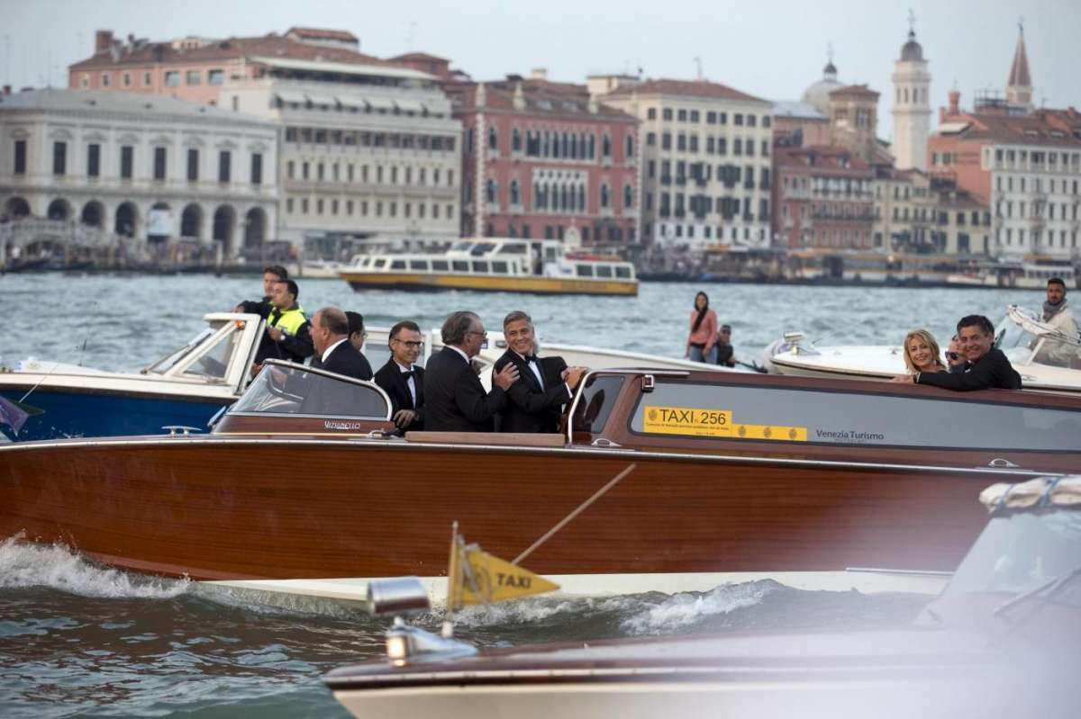 Il divo di Hollywood sorridente e felice nel giorno del suo matrimonio