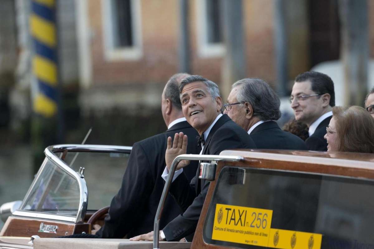 Il divo hollywoodiano a bordo di un motoscafo a Venezia