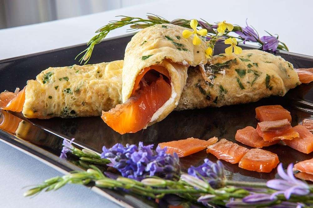 Involitini di frittata con salmone affumicato