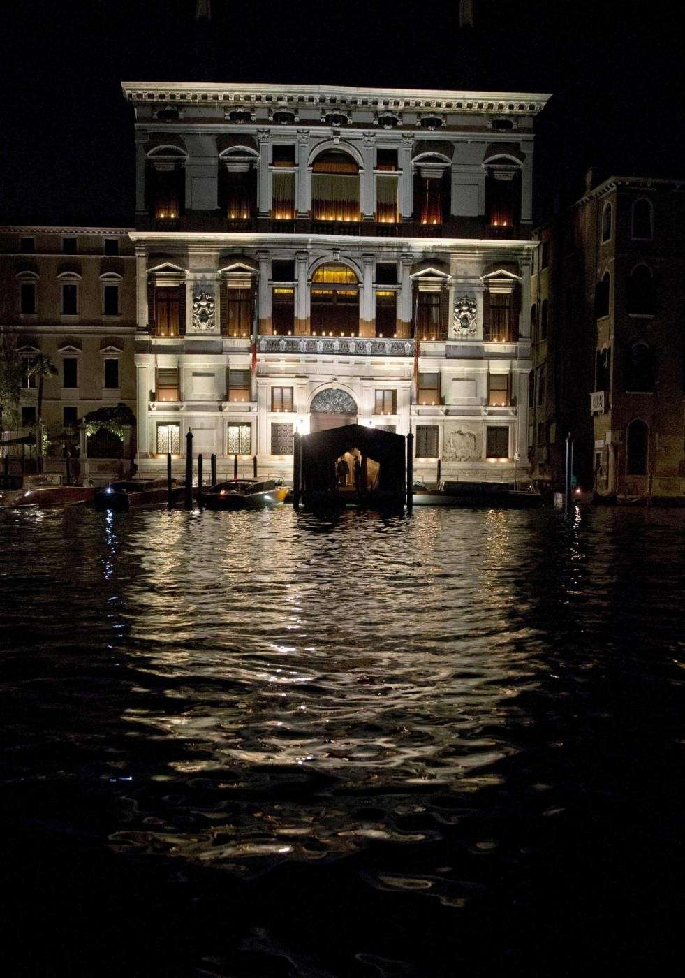 L'Aman hotel di notte