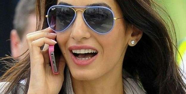 La passione di Amal Alamuddin per gli occhiali griffati