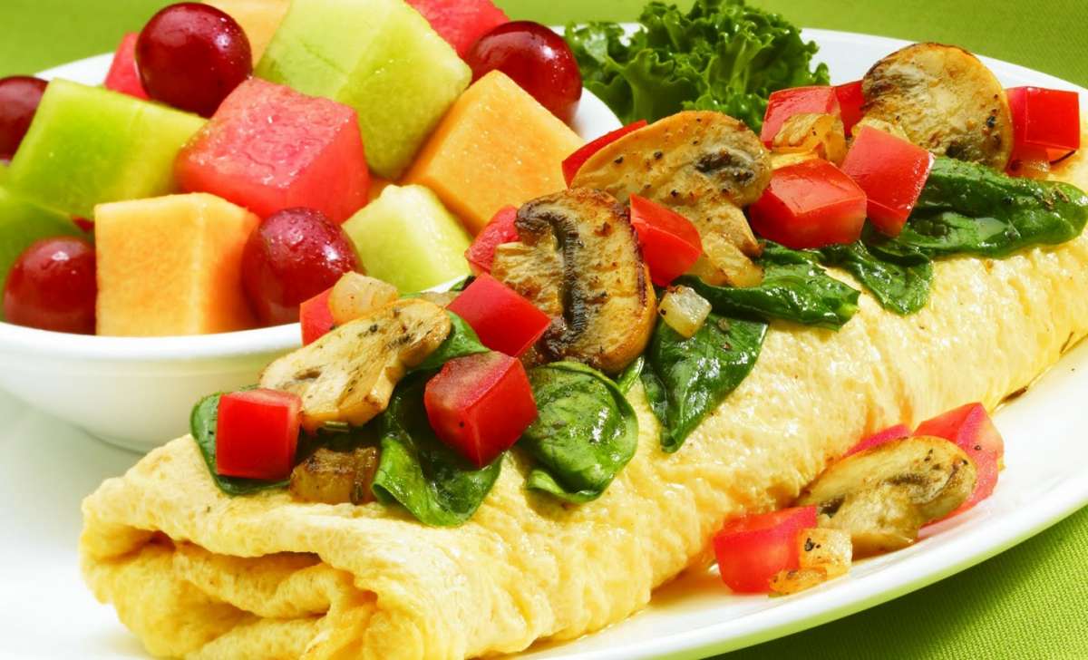 Omelette con contorno di frutta