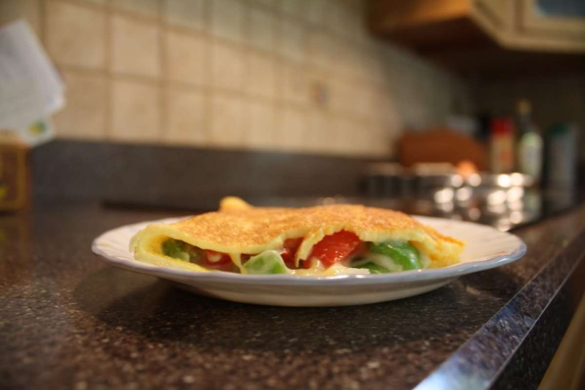 Omelette con peperoni e formaggio