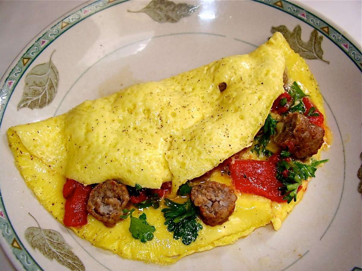 Omelette con peperoni e salsiccia