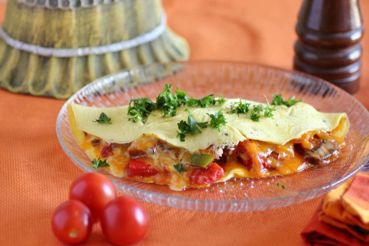 Omelette ripiena con peperoni e funghi