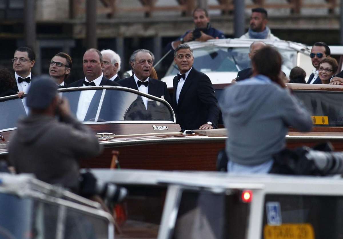 Paparazzi in delirio per l'arrivo dello sposo vip e degli invitati all'Aman hotel