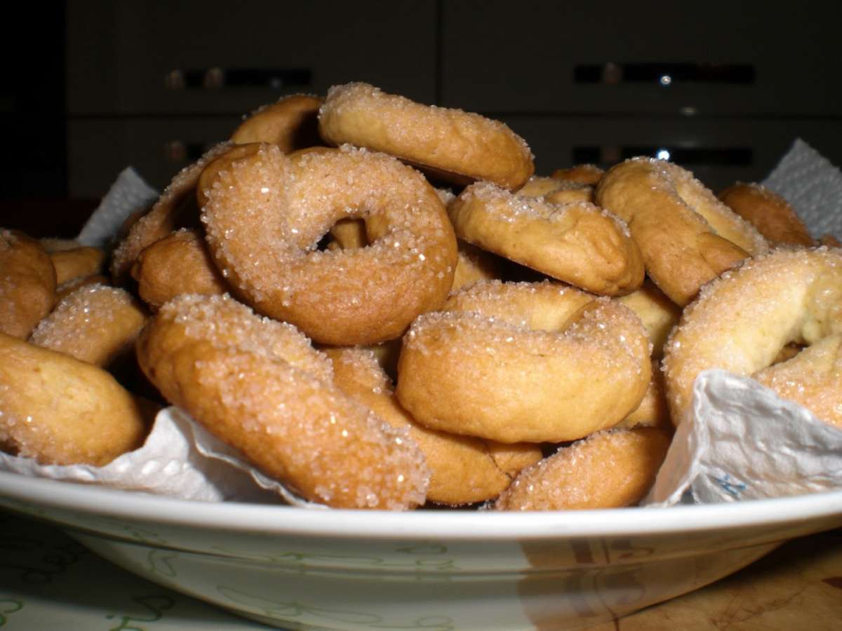 Piatto di biscotti al vino