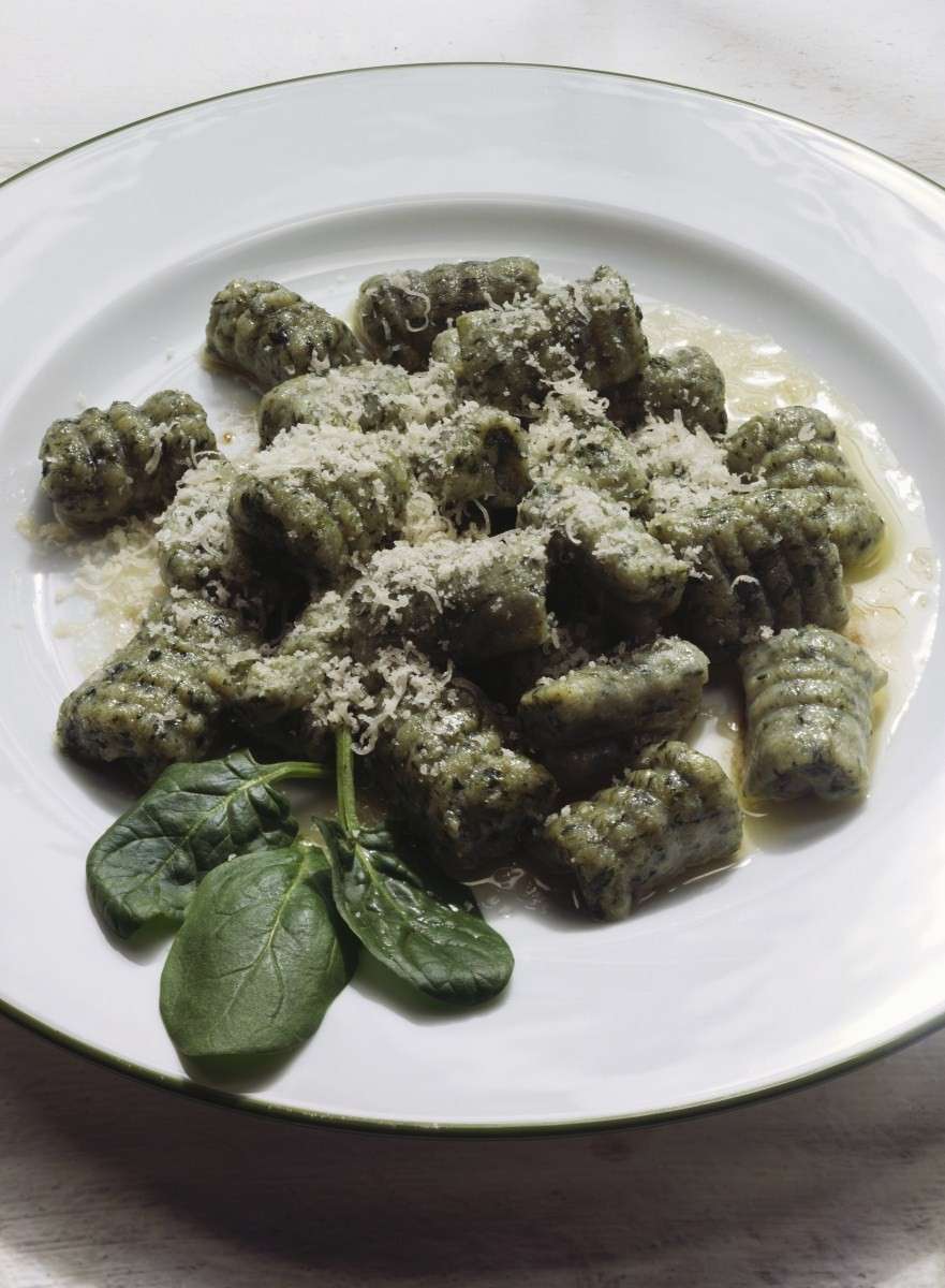 Piatto di gnocchi di spinaci e patate