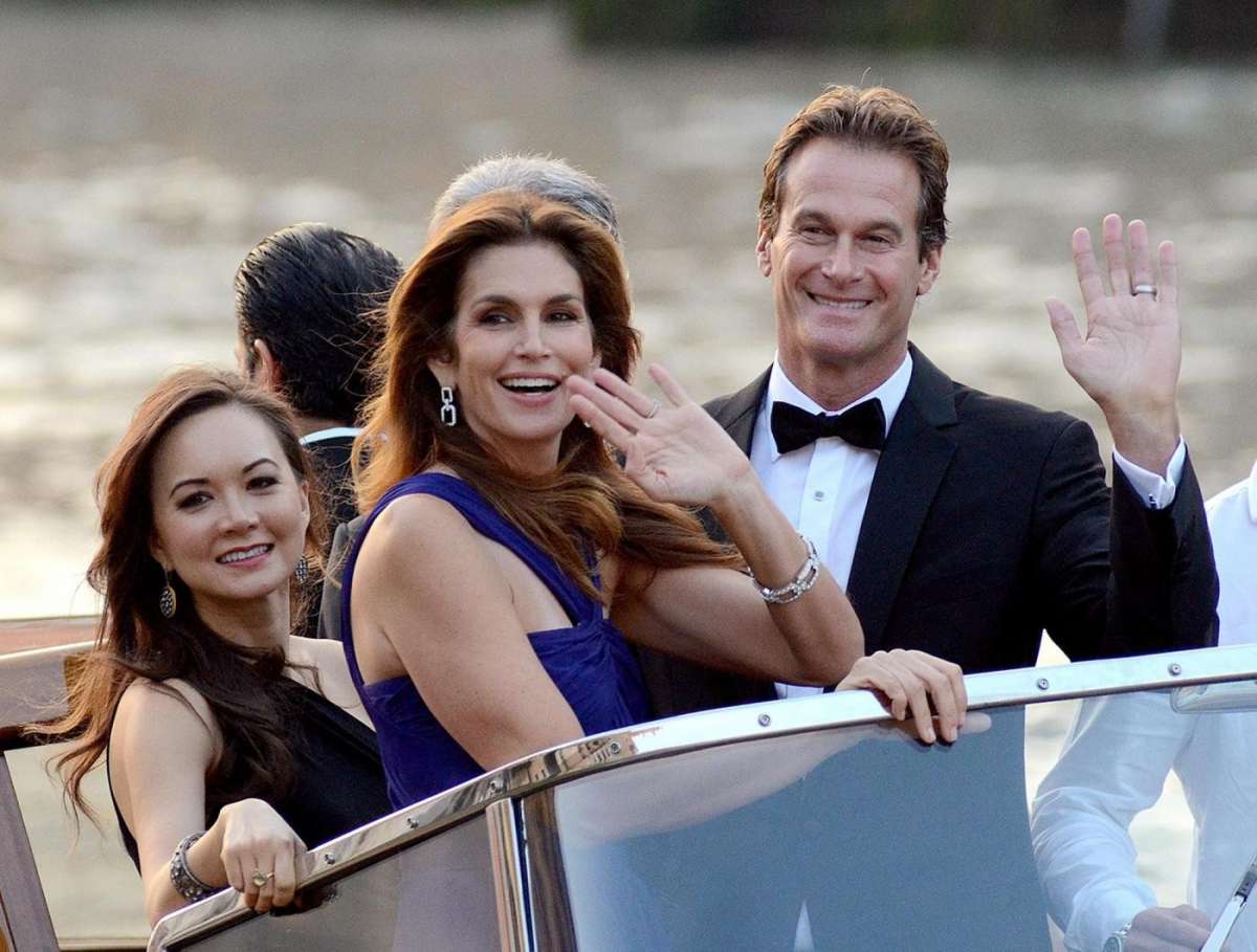 Rande Gerber e Cindy Crawford salutano il pubblico